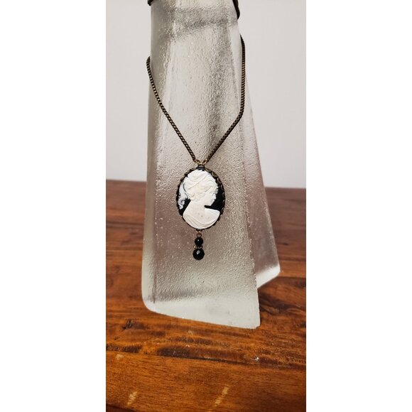 Vintage White Lady Cameo Necklace Black Backdrop Framed Cameo - Picture 1 of 10